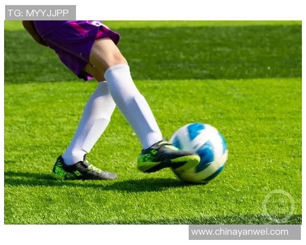 当足球球星在绿茵场上舞动身姿展现别样风采 当足球球星在绿茵场上舞动身姿展现别样风采